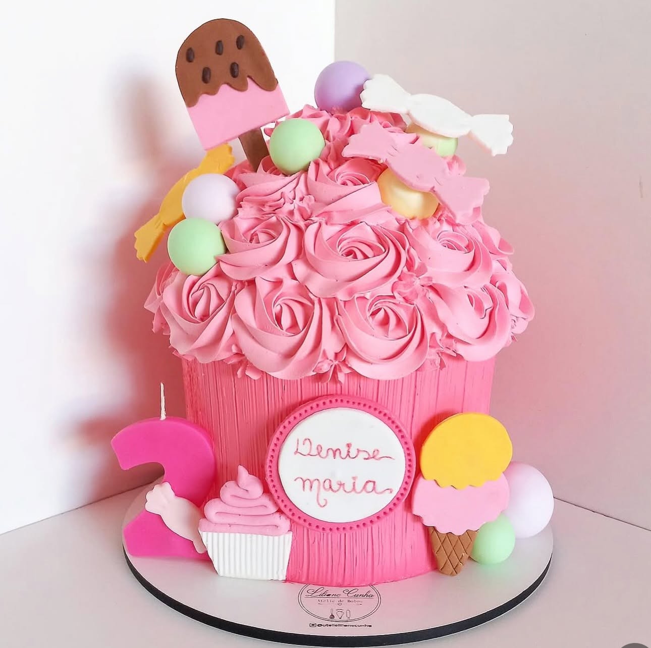 Bolo decorado com flores